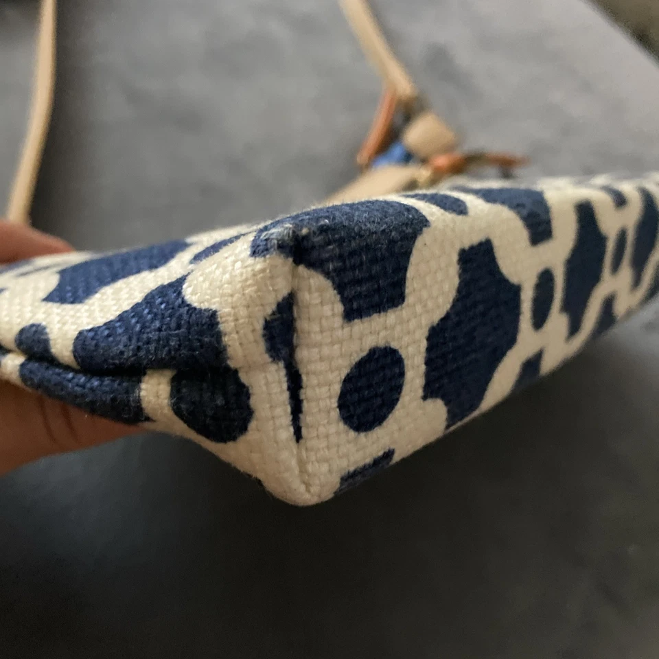 Spartina 449 海军蓝 Geo 印花斜挎包带拉链口袋 — 第 3/4 张图片