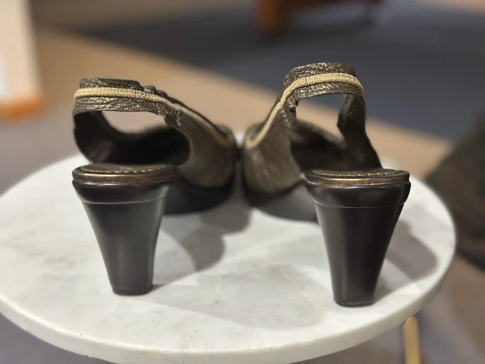 Tacones Bella Vita (9 M) color cobre. Peep Toe. Excelente estado. Foto 3 de 4