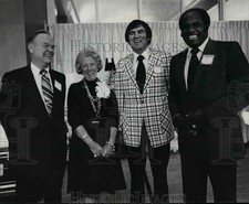 1975 Press Photo Forrest Gregg, Wellington Mara, Marie Lombardi,, Willie Davis