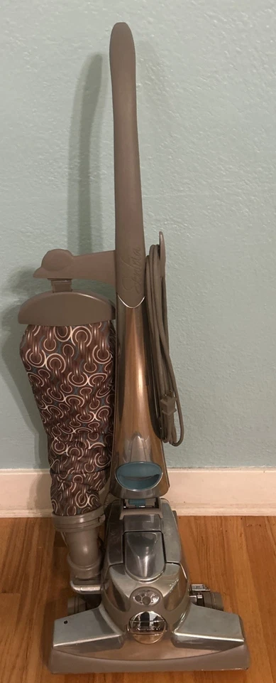 Aspiradora vertical Kirby Sentria en bolsa funcionando Foto 2 de 4