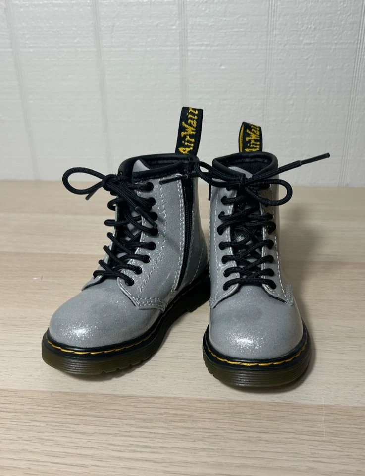 Botas Dr Martens 1460 Niño Pequeño Talla 7 Plata Brillo NUEVAS Foto 3 de 4