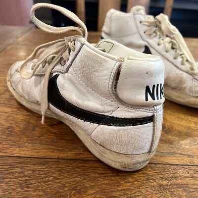 vintage 1970s Nike leather basketball shoes size 5 1/2 swoosh