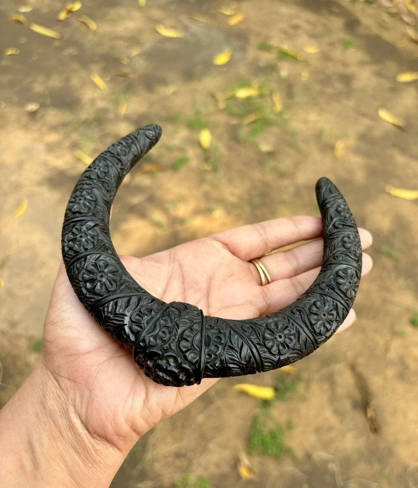 Gargantilla cuello madera ébano Kanthi Hasli collar abierto diseño floral tallado Foto 3 de 4