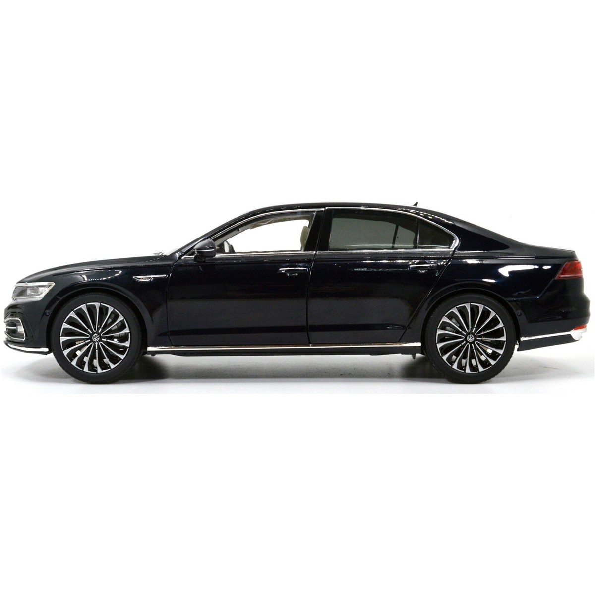 1:18 Scale Volkswagen Phideon 2021 Blue Diecast Model Collectibles