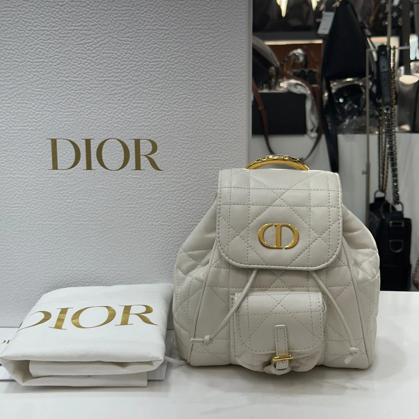 Petit sac à dos Dior Caro quincaillerie dorée latte M6302 134042153