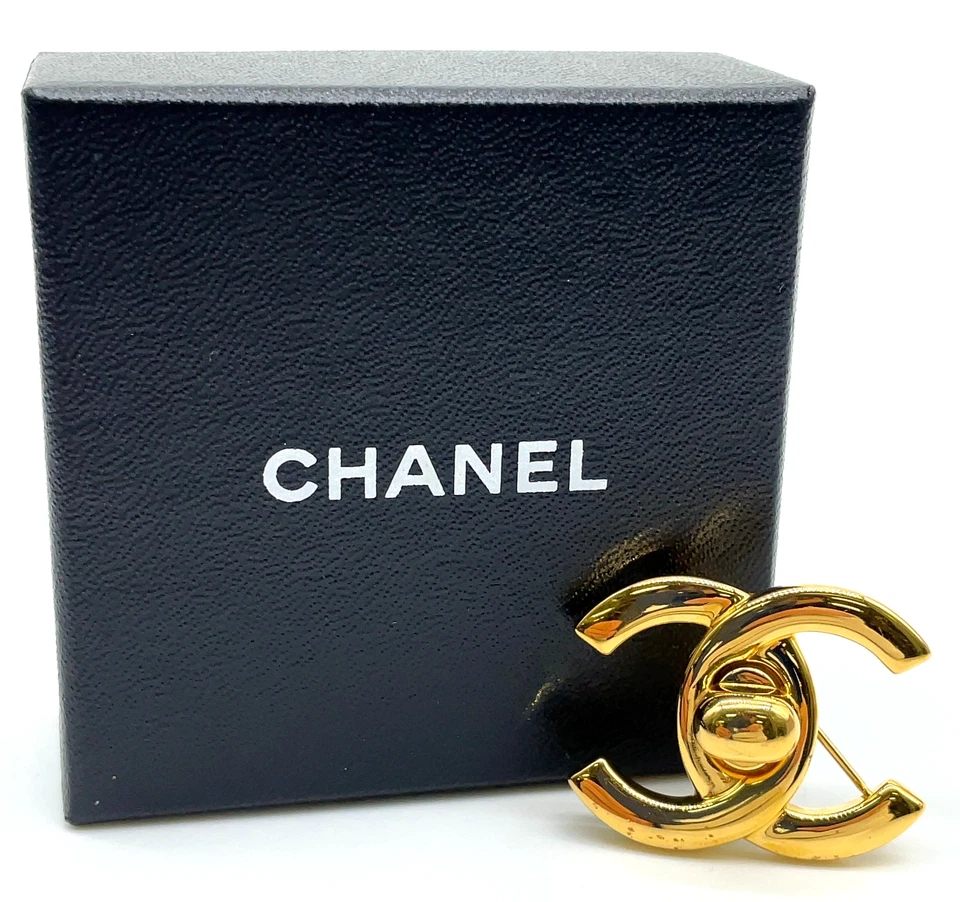 Auténtico broche pin CHANEL 95A marca de coco grabado dorado con bloqueo giratorio con caja OT010026 Foto 2 de 4