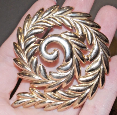 Vintage Monet Leaf Vine Swirl Polished Goldtone Brooch Costume Jewelry