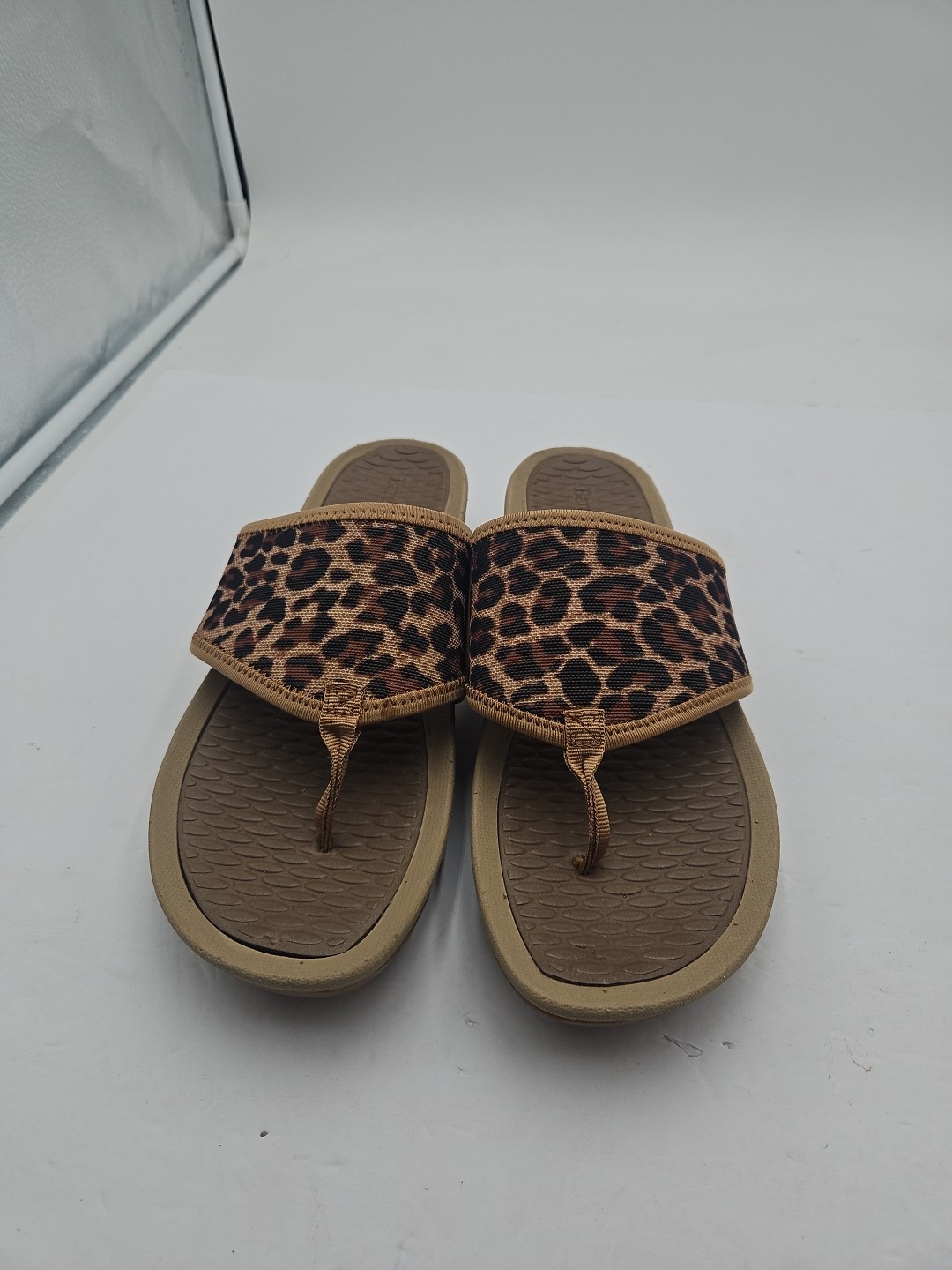 Baretraps Denali Thong Leopard Print Sandals Womens Size 9