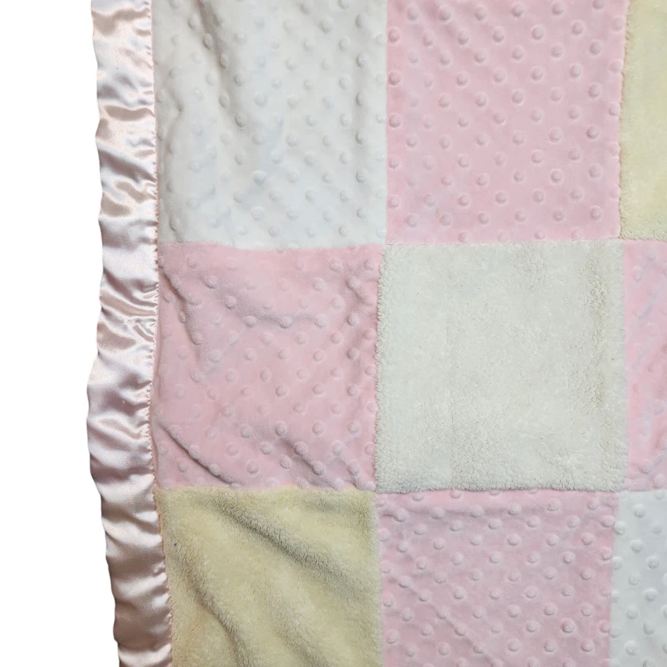 Manta bebé niña First Impressions rosa amarillo retazos punto minky borde satinado Foto 2 de 4