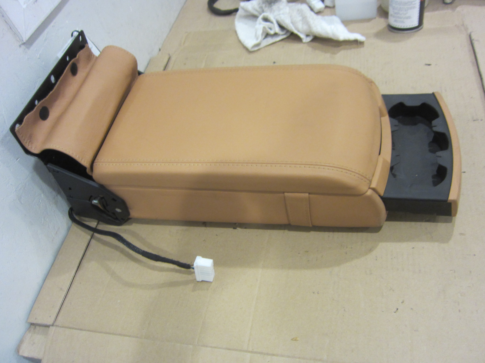 Maserati Quattroporte-  Rear Seat Center Console / Arm Rest - P/N 981422100