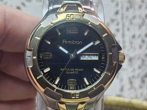 Reloj Armitron 165 pies WR cuarzo dos tonos de acero inoxidable para hombre - día fecha - funcionamiento - Imagen 4 de 14