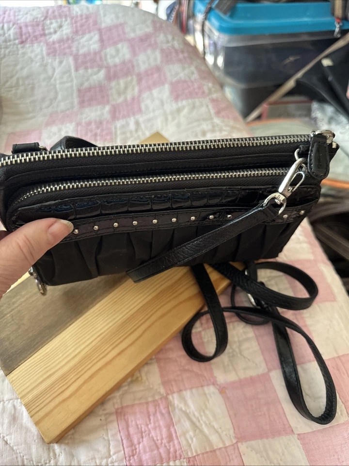 Bandolera/cartera de mano organizadora de satén negra bonita y resistente BRIGHTON Foto 4 de 4