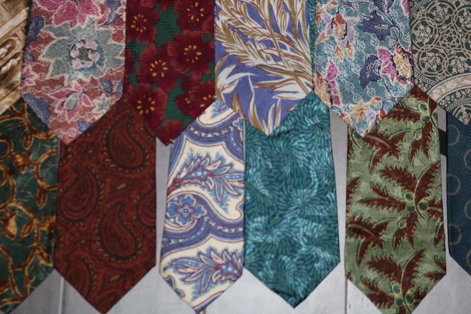 LOTE 25 CORBATAS DE SEDA VINTAGE AÑOS 80 PARA HOMBRE ANNE KLEIN JOSEPH ABBOUD UOMO VOLONTE NUEVAS Foto 3 de 4