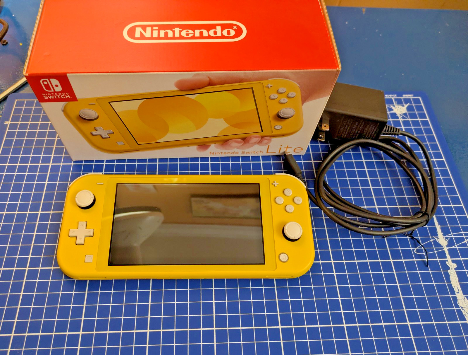 Nintendo Switch Lite - Yellow (New Digitizer + Hall-effect joysticks)