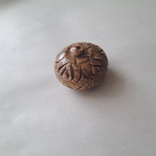 Kleine alte handgeschnitzte Speckstein Schmuckschatulle mit Deckel mit Blume, Indien