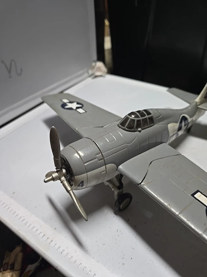 1944 FM-1 WILDCAT WWII Diecast Plane & Stand Gearbox 11501 Wings fold Used - Image 2 of 4