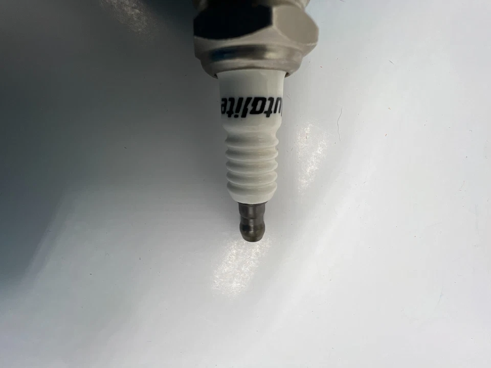 (数量 4) Autolite 火花塞铜非电阻 216 适用于 1966 年吉普 J-2700 — 第 3/4 张图片