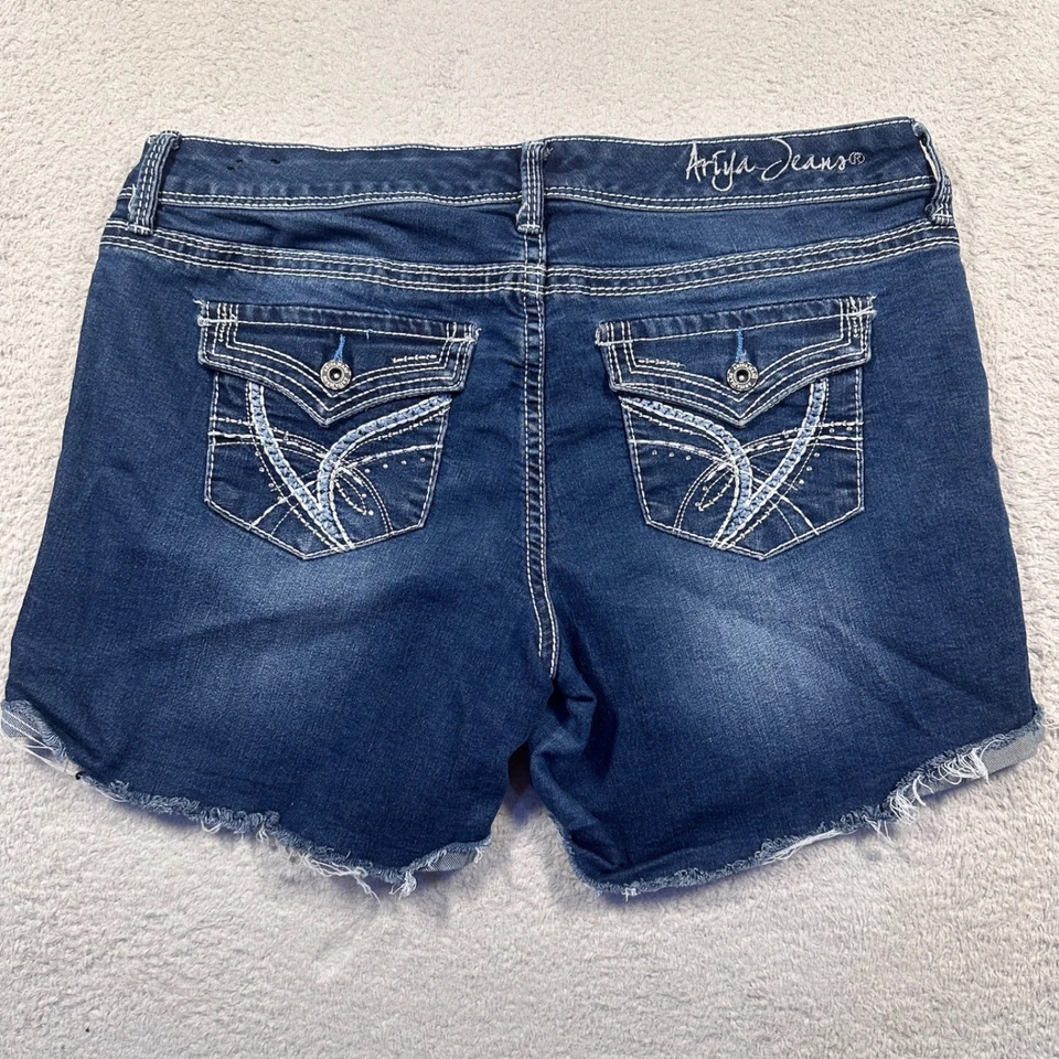 Pantalones Cortos Vaqueros Y2K Ariya Dobladillo Deshilachado Bolsillos Adornados Lavado Oscuro 13/14 Foto 2 de 4