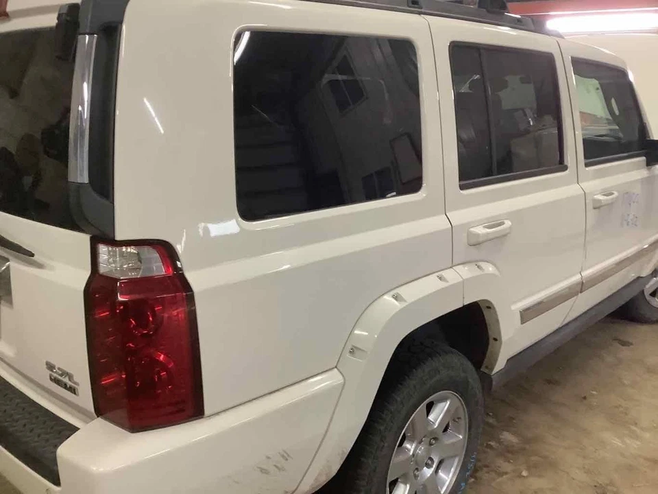 Used Front Right Door Assembly Front fits: 2006 Jeep Commander Front Right Grade - Image 4 of 4