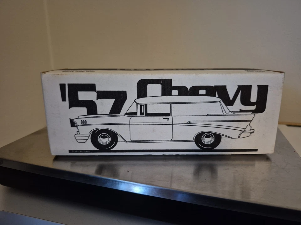 Scale Models 1957 Chevy 25th Anniversary Bank #440 Novo Na Caixa Autografado - Imagem 2 de 4