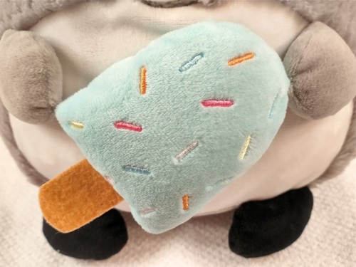 Peluche de mapache redondo Hug Fun con helado de poliéster en muy buena condición - Imagen 6 de 7
