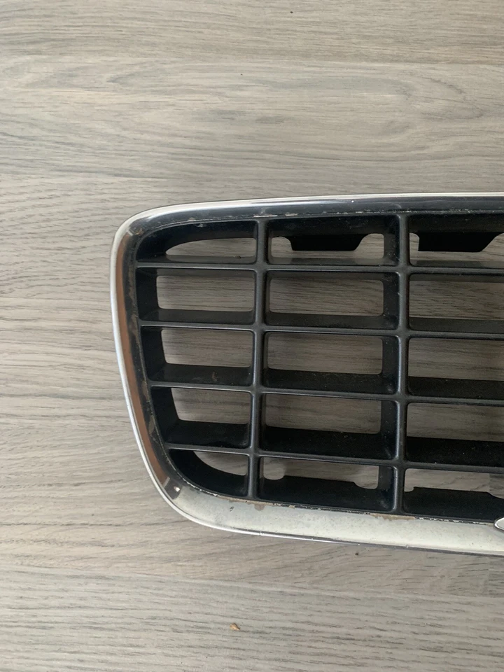 01 02 03 04 OEM Volvo S60 parrilla superior cromada con emblema  Foto 3 de 4