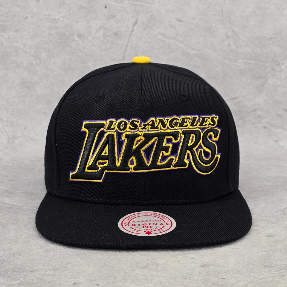 Gorra Mitchell & Ness Los Angeles Lakers Script negra y amarilla Snapback Hat Foto 2 de 4