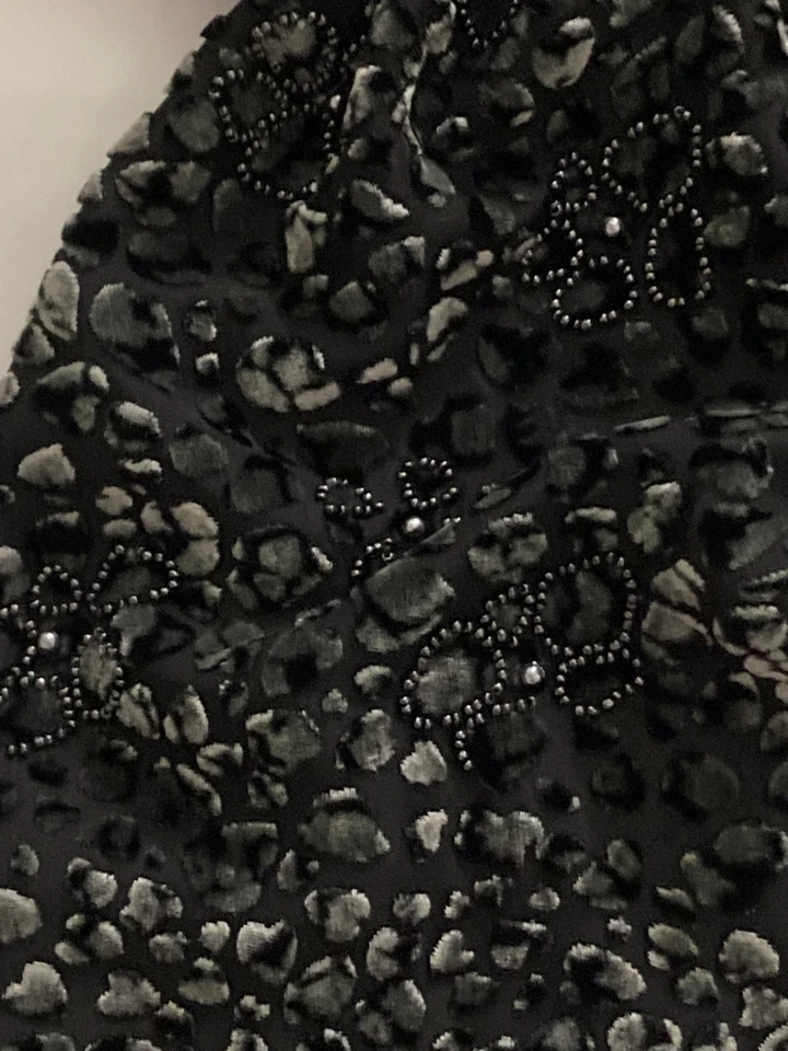 "Bufanda forrada de terciopelo negro vintage años 90 flores con cuentas texturizadas 7,5x54"" usada en excelente estado" Foto 4 de 4