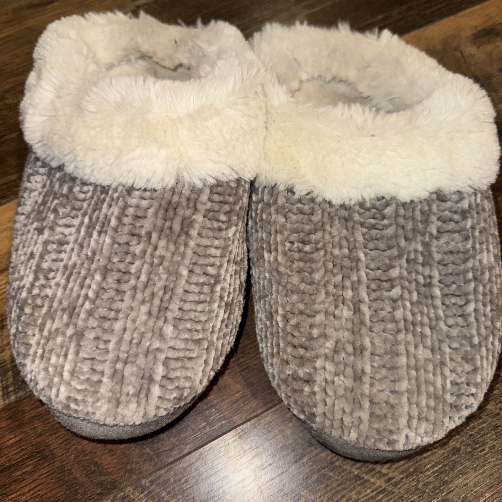 Women’s Gray And White Slippers house shoes Size M-image