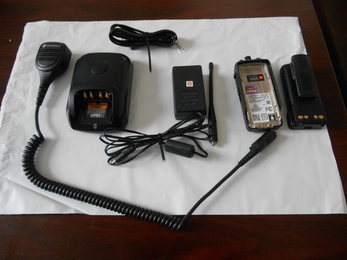 Motorola XPR3500e AAH02RDH9VA1AN UHF 2Way Radio w/Ant, Batt , Charger & Mic