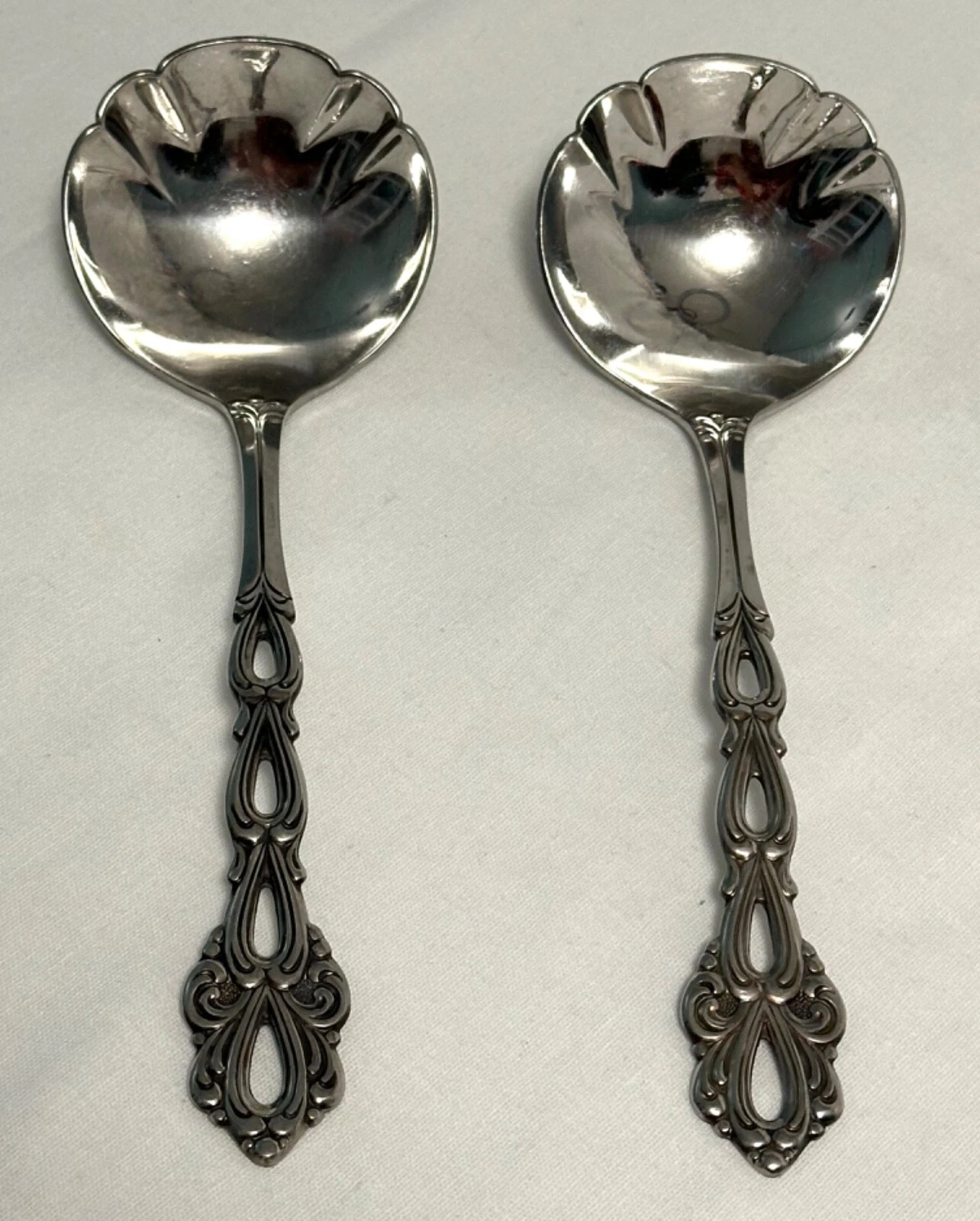 2 Oneida Community CHANDELIER CREAM / SAUCE ladles Stainless 7 3/4" Utensils
Opens in a new window o
