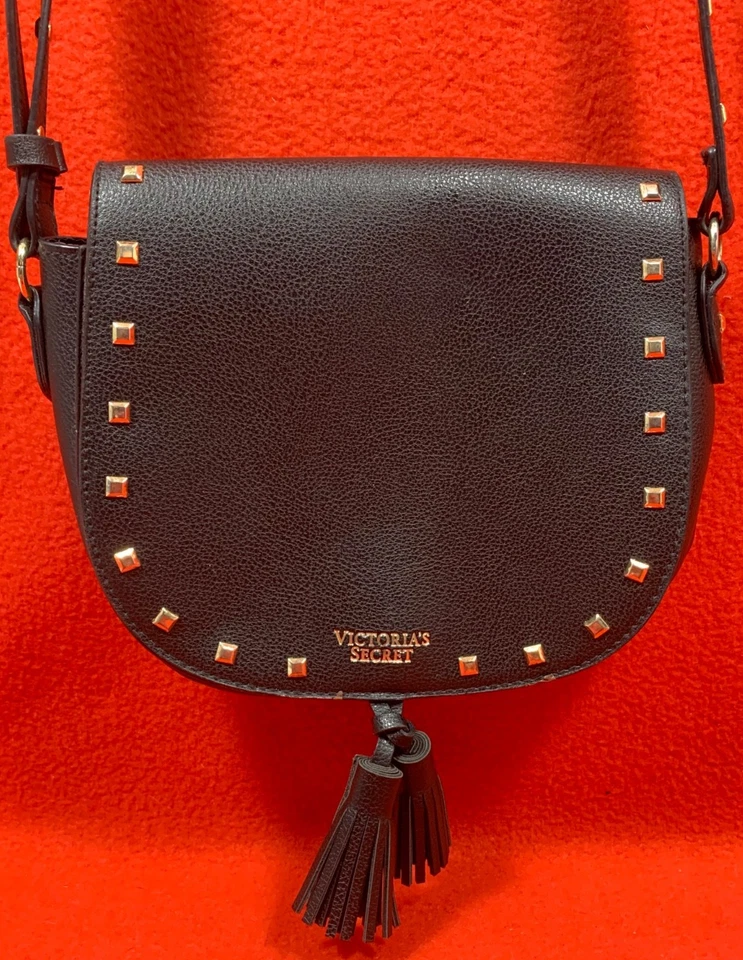Bolso Bandolera Victoria's Secret Negro Imitación Cuero Tachonado Sillín Cartera Borla Foto 2 de 4