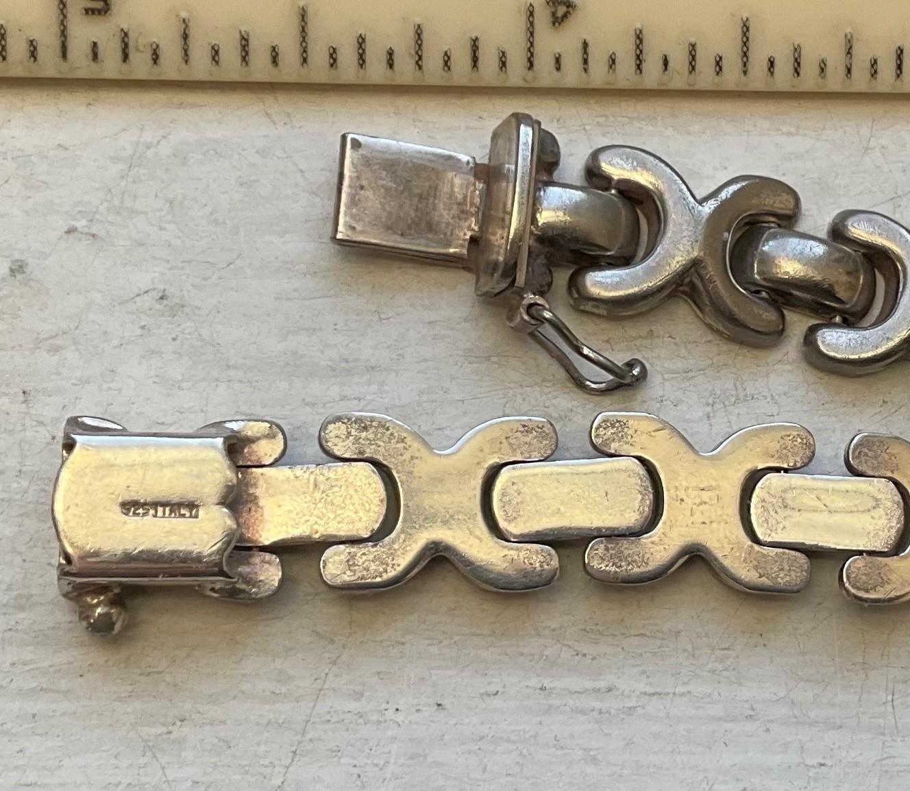 VINTAGE Italy STERLING BRACELET Hugs Kisses XOXO Link 17 Gr 7” Wearable