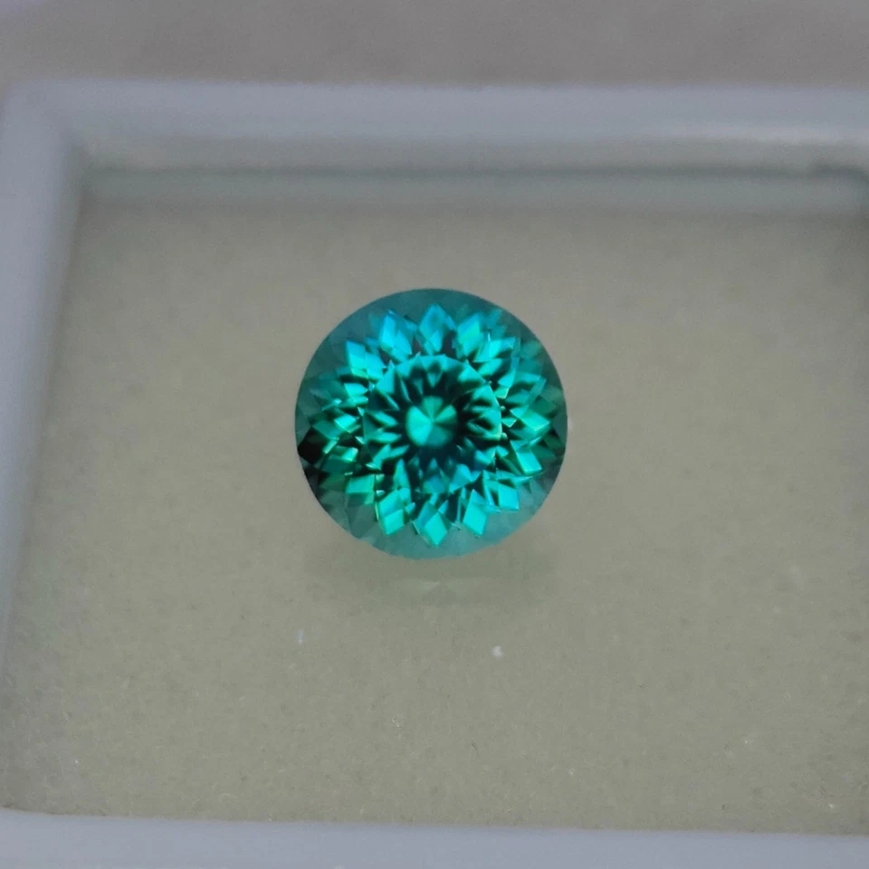 Precision Cut, 5.35 Ct Rare Bi Color Lab Sapphire, 10 MM Portuguese Cut Sapphire - Image 2 of 4