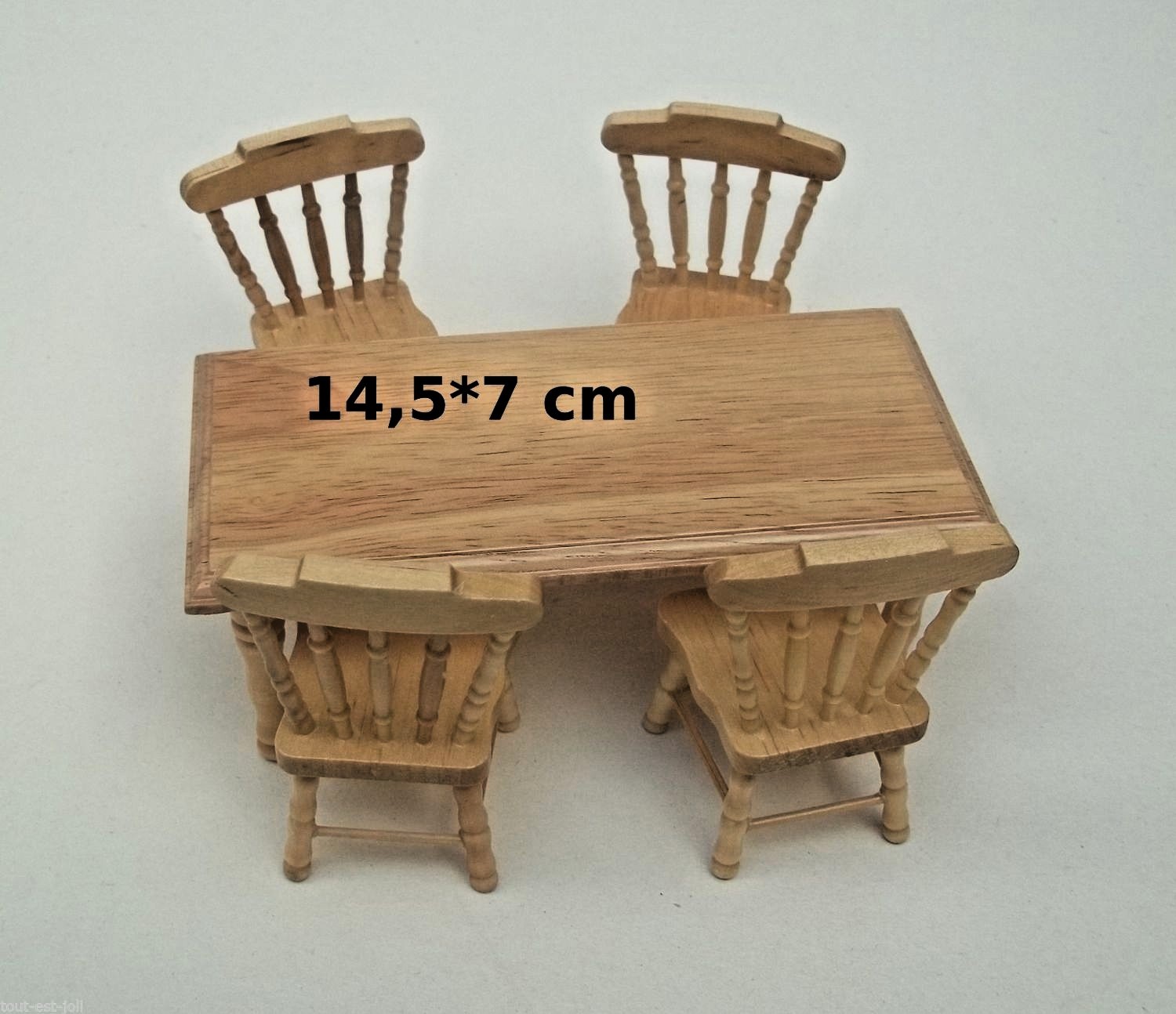 une table et quatre chaises ,miniature,maison de poupée, vitrine,salle