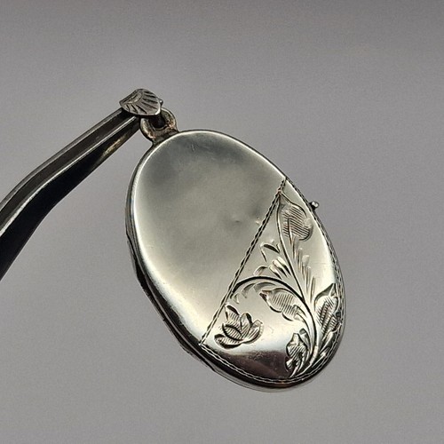 Vintage Sterling Silver Oval Locket with Scroll Engraving - Picture 7 of 17