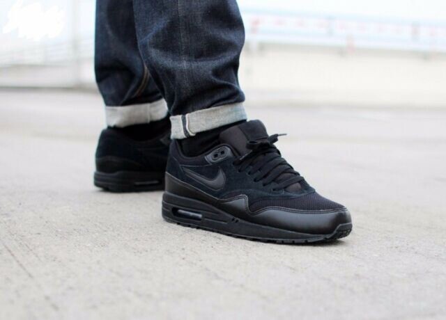 air max 1 essential triple black