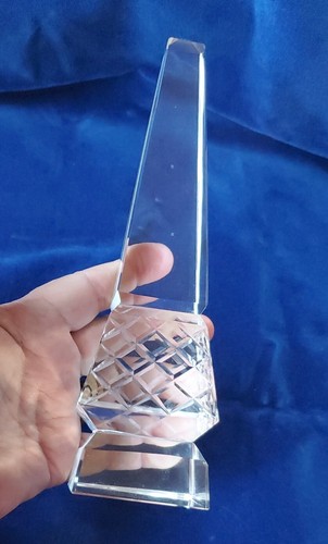 Hochgeschnittener Kristall Obelisk Pyramide 9 Zoll geätztes facettiertes Glas Briefbeschwerer unsigniert - Bild 8 von 10