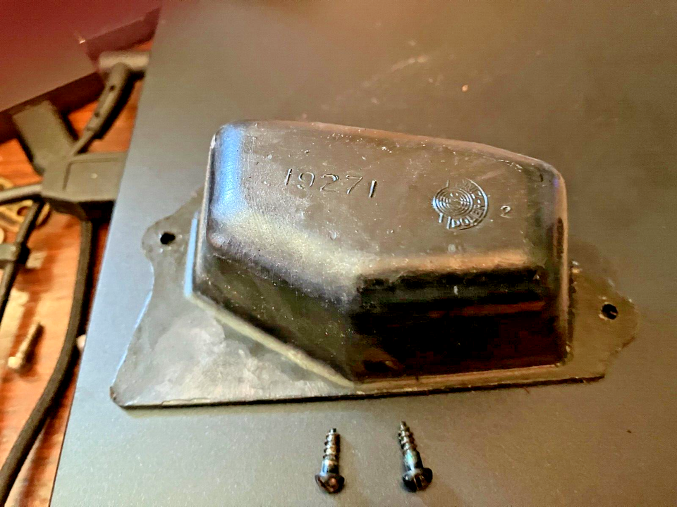 Victor Victrola Portable Phonograph Metal Needle Holder & Screws Parts