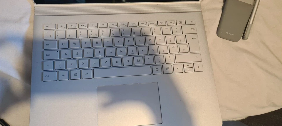 Microsoft Surface Book 13.5" Touchscreen Laptop i7 6600U 8GB Ram 256GB SSD Win10 - Image 4 of 4