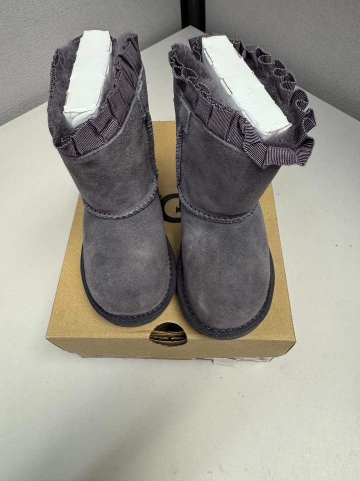 UGG Niño Pequeño Clásico Bailey Bow Volantes Noche Gris Botín Nuevo Foto 3 de 4