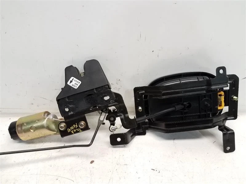 2005 Hyundai XG350 Trunk Latch - Power  - Image 3 of 3