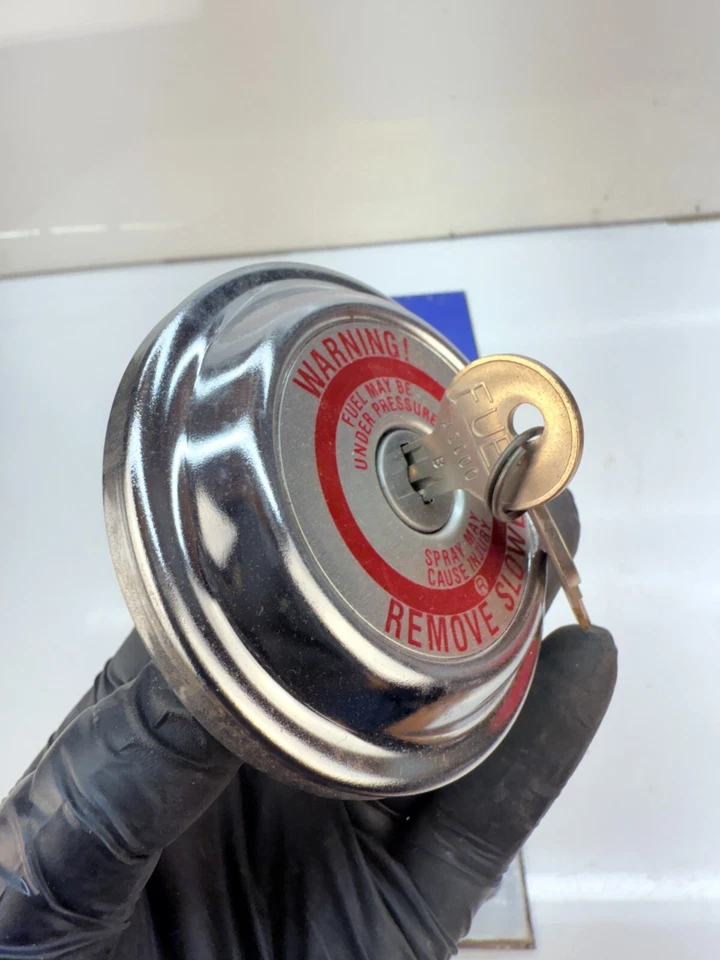 NOS STANT 10592 G792 Tapa de tanque de combustible de bloqueo Tapa de gas y llaves vintage cromo B73-5 Foto 3 de 4