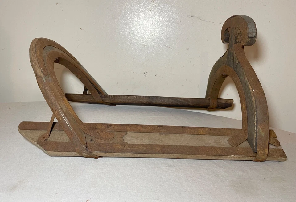 Antiga estrutura de árvore de sela de cavalo infantil esculpida em madeira esculpida primitiva feita à mão - Imagem 2 de 4