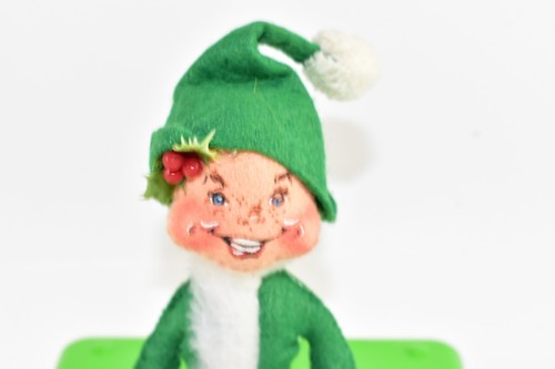 VINTAGE ANNALEE GREEN 1989 CHRISTMAS ELF 8.5" SITTING DOWN - Picture 2 of 6