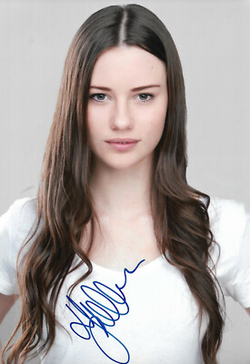 Lily Sullivan Autogramm signed 20x30 cm Bild