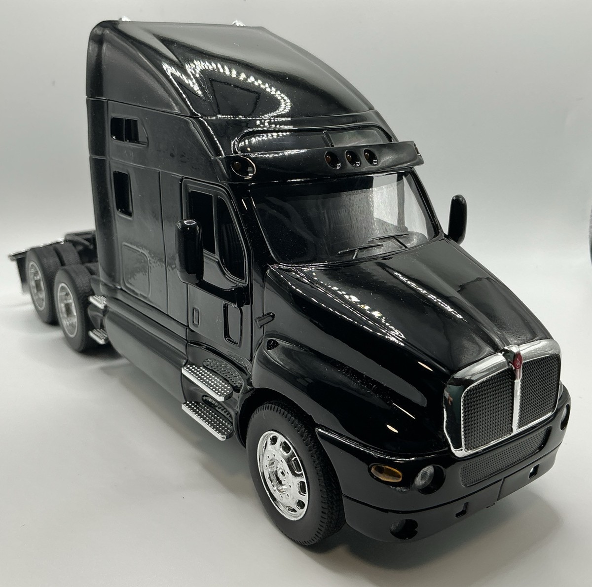 SUPER HAULER FRIEGHTLINER KENWORTH T2000 1:32 SCALE BLACK