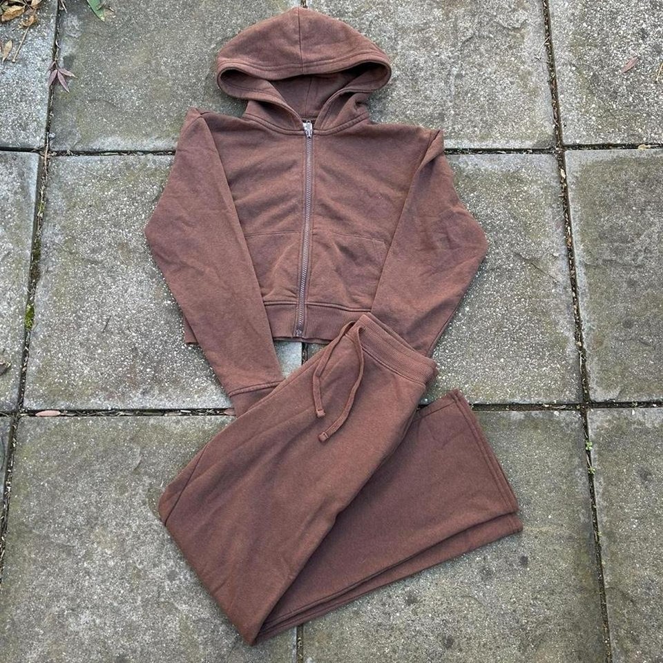 Minimal gym/running tracksuit set