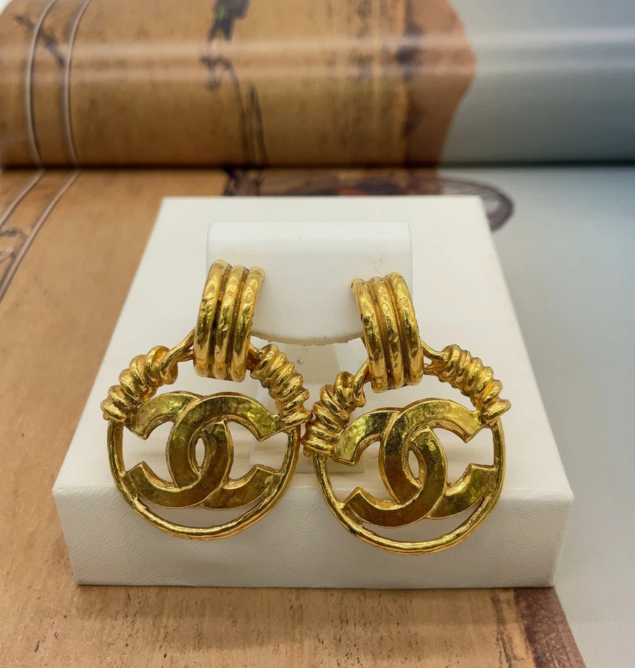 Auténticos pendientes Chanel Coco Mark 32,5 g 94P con caja SK060496 - Imagen 2 de 4