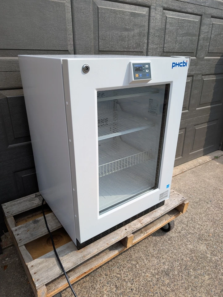PHCbi PR Series 5,0 Cu. Refrigerador médico bajo encimera de pies | Puerta de vidrio Foto 2 de 4